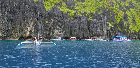 Hinter der Felswand versteckt sich der Secret Beach.