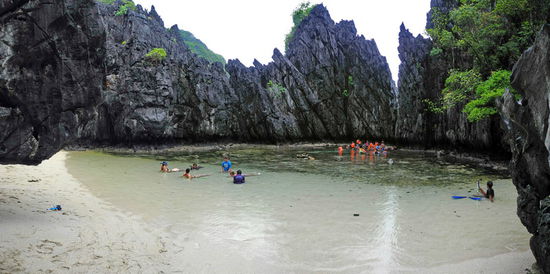 Der grobkörnige Secret Beach gegenüber der Felsenöffnung.