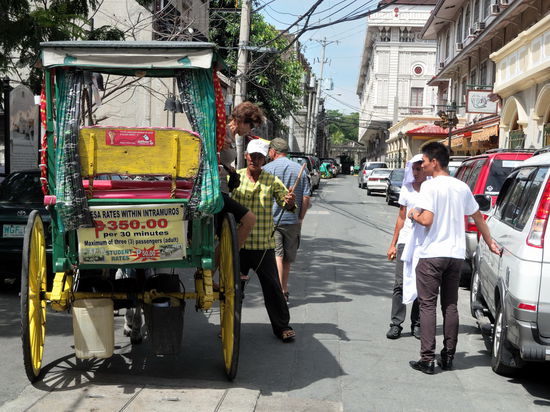 Eine Straßenszene in Intramuros: ein Kutscher versucht seine etwas überteuerten Rundfahrten mit seiner Kalesche durch die Altstadt zu verkaufen.