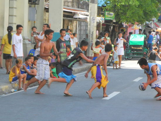 Auf den Straßen von Manilas Altstadt Intra-muros geht es ruhig und beschaulich zu. Nur selten kommt mir ein Auto entgegen. Ich überquere die Straße, um in den südlichen Stadtteil zu kommen. Plötzlich höre ich wildes Kindergeschrei. Eine ganze Horde Jungen spielt mitten auf der Straße Fußball. Um den, wenn auch geringen Verkehr, scheinen sie sich nicht zu kümmern. Ein paar Mädchen stehen am Straßenrand und beobachten die Szene. Hier in Manilas Zentrum spielt sich das Leben auf der Straße ab.