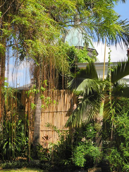 Intramouros scheint wirklich eines der besseren Viertel von Manila zu sein. Im ältesten Teil der Stadt ragen keine Hochhäuser gen Himmel. Viele kleine Prachtvillen sind mit Bambuslatten umzäunt. In deren Gärten wiegen Palmen im Wind.