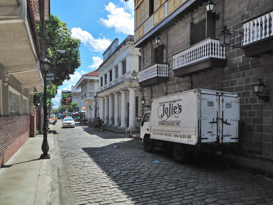 Einem Block weiter weist mein Reiseführer auf die Casa Manila hin. Die ehemalige Heimstadt von spanischen Adligen, liegt an einer mit Kopfstein gepflasterten Straße.Vor dem Haus parkt ein weißer Lieferwagen im Schatten. Die ganze Straße wird von Häusern im Kolonialstil gesäumt.