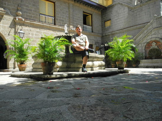 Heute beherbergt das Gebäude ein Museum, welches den Lebensstil der herrschenden Bevölkerungsschicht dokumentiert. Ich betrete die Villa durch ein großes Tor, welches mich zu einem hüb-schen Innenhof führt. Dort entrichte ich das Eintrittsgeld. Leider ist im Museum das fotografieren verboten.