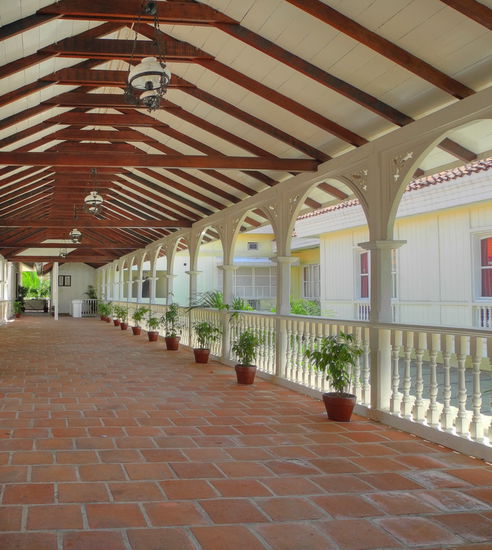 Die oberen Etagen sind aus Holz. Vermutlich wollte man kann damit den Schaden bei einem Erdbeben in gering halten.