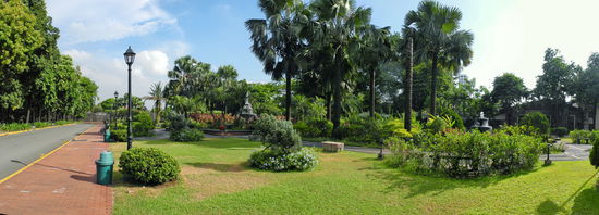 Ein tropischer Garten erstreckt sich vor dem Haupttor vor dem Fort Santjago.