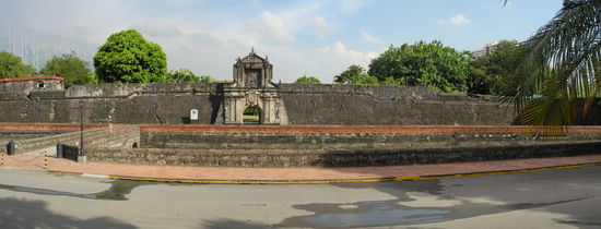 Die Außenmauer des Forts mit dem prächtigen Tor, ist von einem Burggraben umgeben. Eine kleine Brücke führt darüber. Jetzt um diese Zeit ist es hier noch ruhig. Es sind kaum Besucher da.