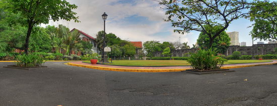 Gleich hinter der zweiten Mauer, offenbart sich ein parkähnlicher Innenhof.