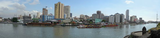 Blick von der vor Mauer auf die Nordstadt Manila über den Pasig. Ich beginne die Panoramaaufnahme von der linken Seite als der Himmel noch recht bedeckt war. Mit dem Schwenk nach rechts ist die Wolkendecke auf. Daher ist die Stimmung auf der rechten Bildseite viel freundlicher.