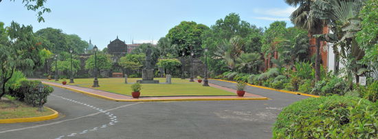 Was früher einmal ein nüchterner Exerzierplatz war, ist heute eine gepflegte Parkanlage. Der Innenhof des Forts wird von dessen Mauern umschlossen. Im Hintergrund das prächtige Eingangstor. Die riesige Statue Rizals wirkt im Zentrum des Hofes fast ein wenig verloren.