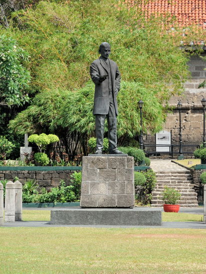 Die überlebensgroße Statue von José Rizal im Zentrum des Innenhofes.