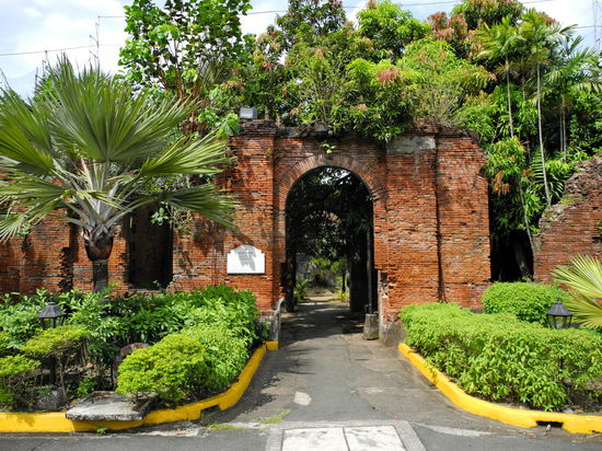 Das von Palmen und Büschen überwucherten Westtor.