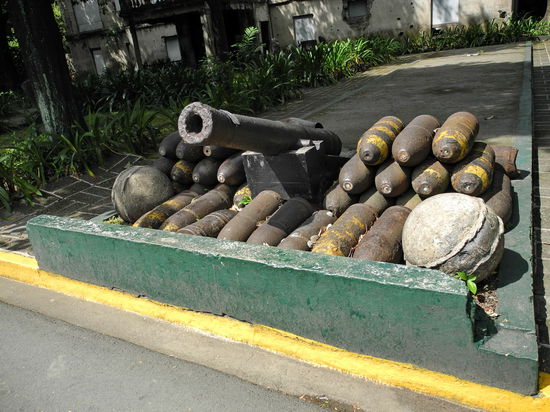 Grüße aus Japan! Die Besatzungsmacht hinterließ aus dem zweiten Weltkrieg noch ein paar ihrer Granaten und eine Kanone.