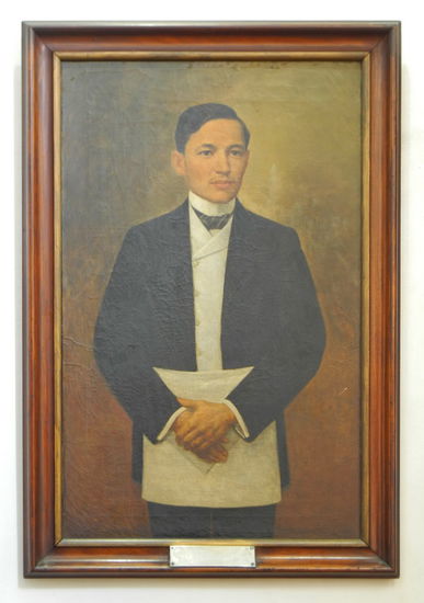 Ein Bildnis Jose Rizals zeigt einen Mann mit sanften Gesichtszügen, der auf diesem Gemälde eher wie ein Oberkellner, als ein Augenarzt bekleidet wirkt.