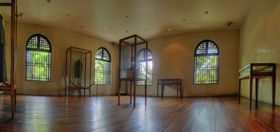 Der fast leere Ausstellungssaal im oberen Stockwerk. Das zentrale Ausstellungsstück ist ein Knochenfragment Rizals, das wie eine Reliquie in Glas gefasst worden ist.