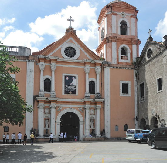 Der Kirchplatz und die orangefarbend bemalte Fassade der San Agustin Church.
