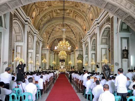 Der prachtvolle Innenraum der Kirche beeindruckt trotz des aufgemalten Stucks.