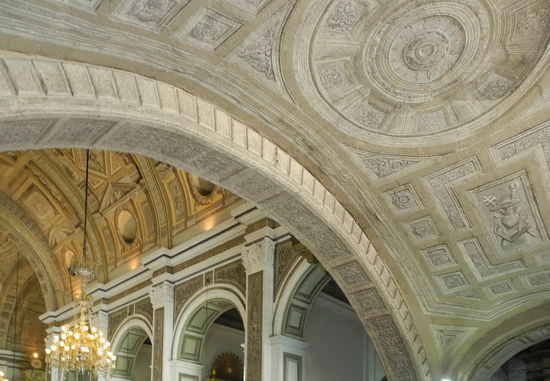 Bei genauem Hinsehen fallen die gemalten Schatten des fein gezeichneten "Stucks" auf.