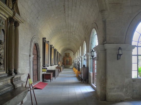 Am Gebetsraum schließt sich ein Kloster an. Ich kann durch ein Gitter nur den Kreuzgang fotografieren.