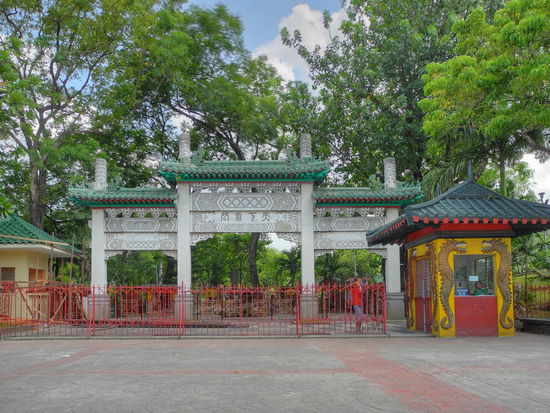 Ein dreiteiliges Tor bildet den Eingang zum chinesischen Garten.