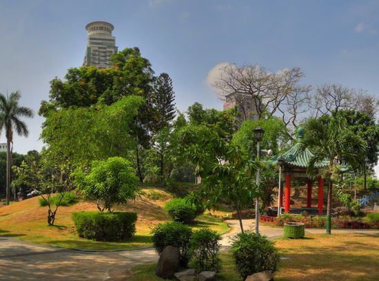 Manila von seiner Schokoladenseite: die hübsche Parkanlage mit den Palmen und den kleinen Pavillons täuscht über die hässliche Seite der Stadt, welche nur wenige hundert Meter vom Park beginnt, hinweg.