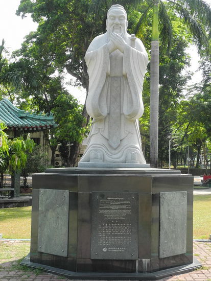 ... und eine Konfuzius-Statue machen einen chinesischen Garten aus und fehlen auch hier nicht.