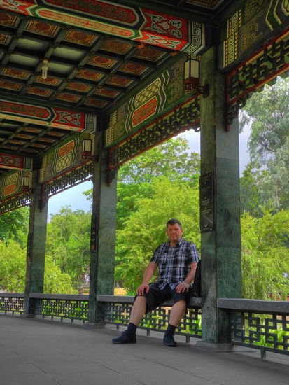 Georg macht eine Fotopause im überdachten Wandelgang