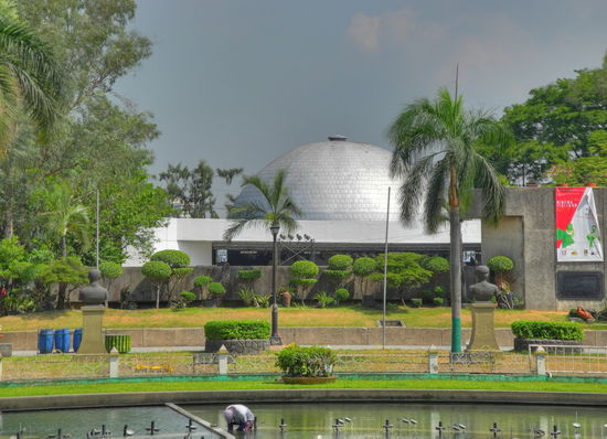 Zwischen dem chinesischen und den japanischen Garten wirkt die silberne Kuppel des Planetariums ein bisschen wie ein Fremdkörper.