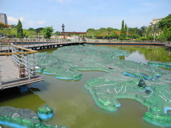Im trüben Wasser: die Reliefkarte des philippinischen Archipels.