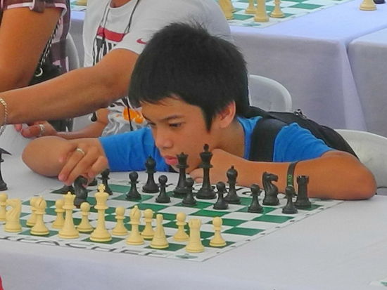 Unter Plastikzelten zu Füßen des Lapu-Lapu-Denkmals wird ein Schachturnier vorbereitet. Während die Großen noch mit dem Aufbau beschäftigt sind, brüten die Kleinen über die beste Strategie.