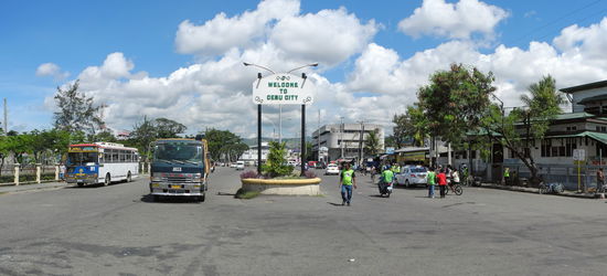 Wer mit dem Schiff ankommt, den heißt einen großes Schild gegenüber des Hafenterminals willkommen.