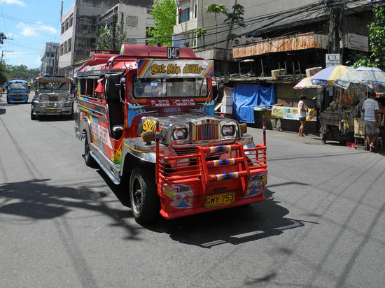 Eine ganze Kolonne von Jeepneys kommt mir am unteren Ende des Osmeña Boulevards entgegen. Einer der Fahrer quittiert den Shot mit seiner Hupe.