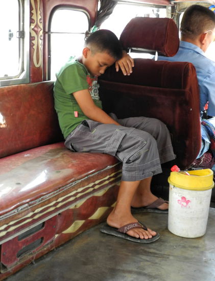 Ein Junge ist hinter dem Fahrer eingenickt. Die holprige Fahrt im Jeepney hat dessen Schlaf offenbar nicht gestört.