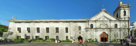 Es ist nicht ganz einfach die Frontseite der Basilika Minore del Santo Niño ganz aufs Bild zu bekommen.