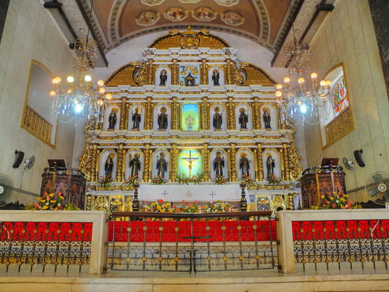 Im Altarraum fällt der bis an die Decke reichende Schrein mit Heiligenfiguren auf.