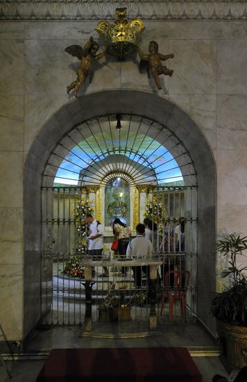 Der Blick zum Schrein des Santo Niño ist nur selten unverstellt.