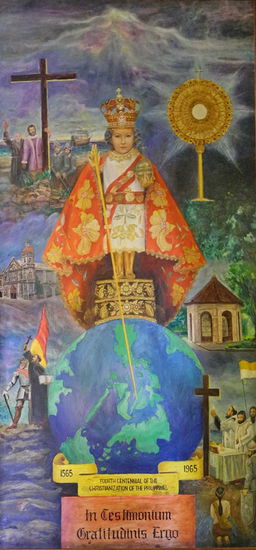 Ein Bildnis des Santa Niño hängt im Kreuzgang des angeschlossenen Klosters. Es zeigt wie die Figur gottgleich auf dem Globus steht und seinen Hirtenstab in philippinischen Boden steckt. Im Hintergrund Szenen die über die Christianisierung der Philippinen berichten.