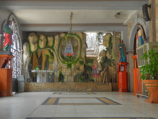 Im rechten Seitenschiff befindet sich eine künstliche Grotte mit einer Marienfigur.