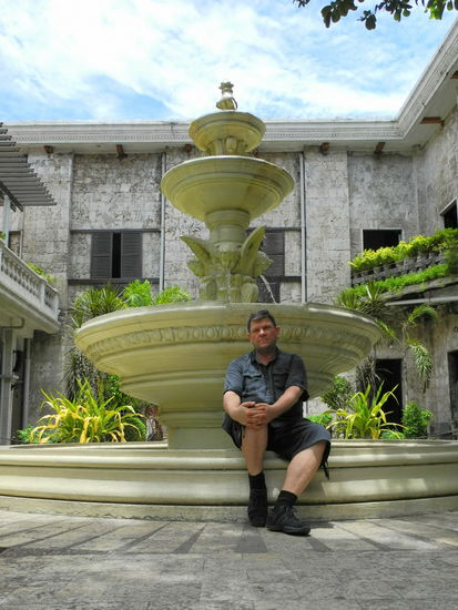 Georg am Brunnen im Innenhof des Klosters.