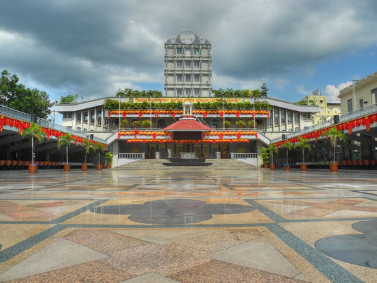 Das 1990 errichtete Pilgerzentrum im Vorhof der Basilika.