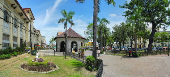Die Plaza Sugbo mit Kreuzpavillon.