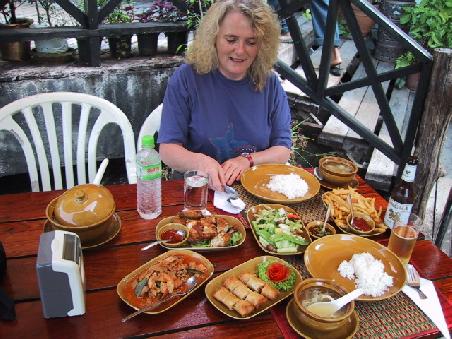 Thai-Food mit Singha-Beer und Pommes