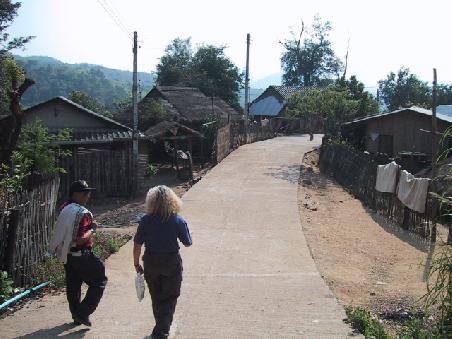 Hauptstraße im Akha-Dorf