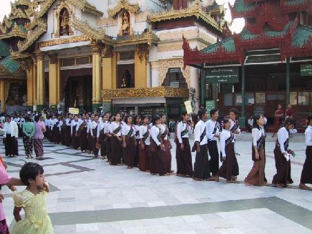 Prozession um die Schwedagon Pagode