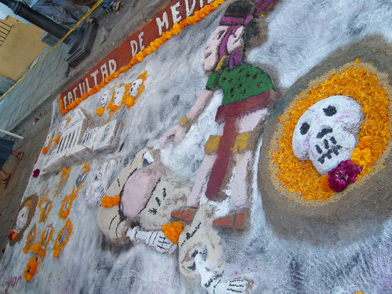 Eines der vielen Sandmosaiken mit Blumendeko!