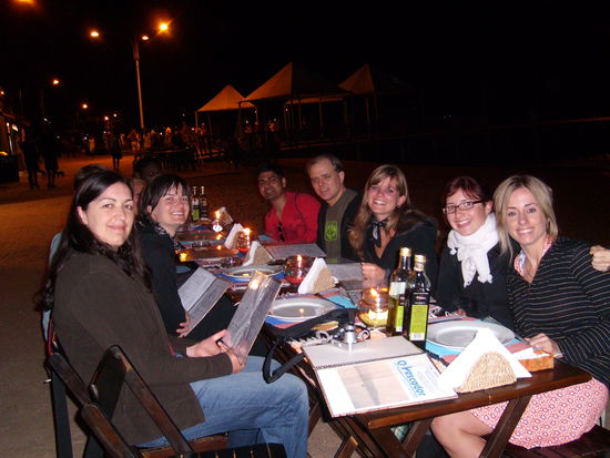 Der erste Abend auf der Ilha Grande, Abendessen direkt am Strand (ganz rechts im BildÑ Kat, das Geburtstagskind...)
