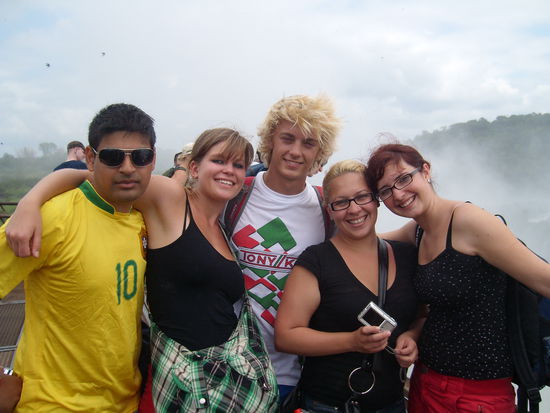 Vor den Iguazu-Faellen (v.l.n.r. Taz, Vicky, Toby, Clair, Noe)