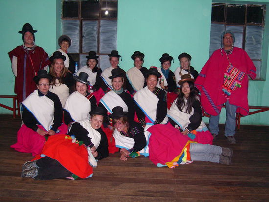 Die ganze Gruppe in traditionellem Outfit!