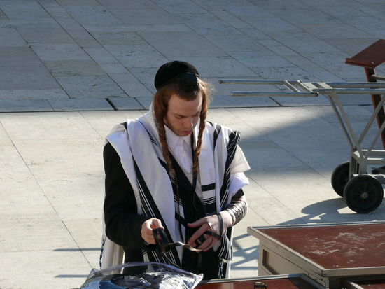 Strengglaeubiger Jude mit Kippa, Streimeln und Sclaefenlocken