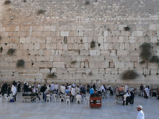 Klagemauer mit vielen strenglaeubigen Pilgern.
Und ganz links habe ich selbst zwei Kvittelchen (Fuerbittenzettelchen)in einen Spalt gesteckt. Diese werden einmal im Monat entfernt und auf dem Oelberg begraben.