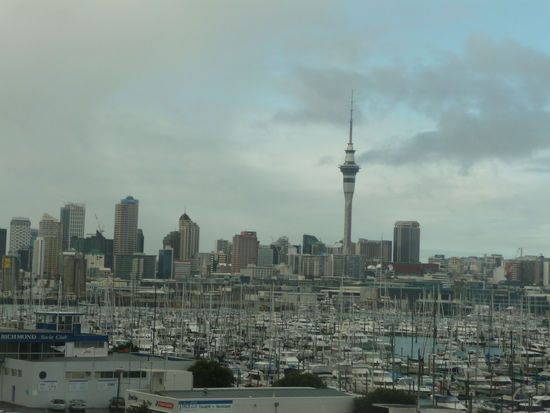 Auckland, mit Wolken und Hafen von der HarbourBridge